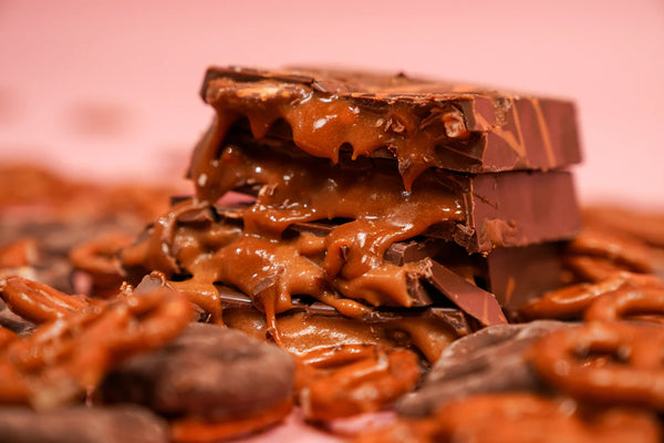 Viral Dodo Dubai Golden Caramel Milk Chocolate Pretzel Melt Ultimate Chocolate Bar Experience